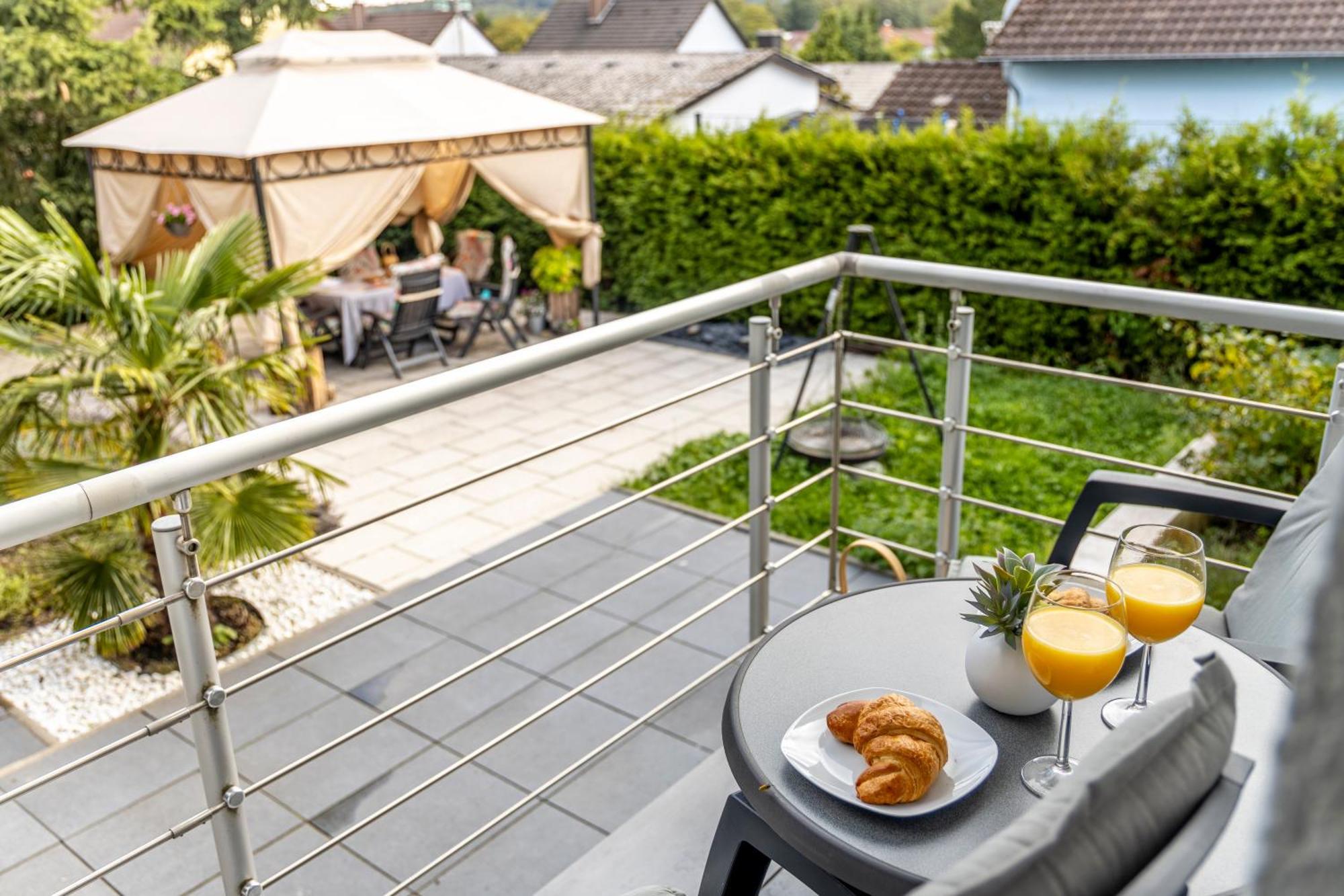 Design Apartment- 24H Self-Check-In - Bis 4 Pers - Parkplatz - Wifi - Balkon -Terrasse - In Direkter Weihernaehe - Radwege Schiffweiler Luaran gambar