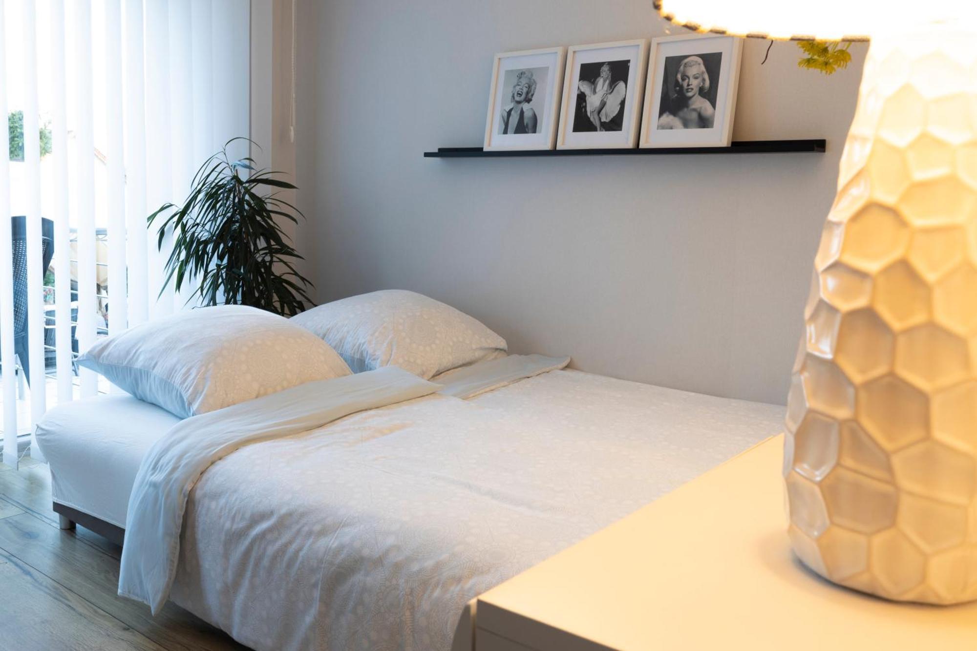 Design Apartment- 24H Self-Check-In - Bis 4 Pers - Parkplatz - Wifi - Balkon -Terrasse - In Direkter Weihernaehe - Radwege Schiffweiler Luaran gambar