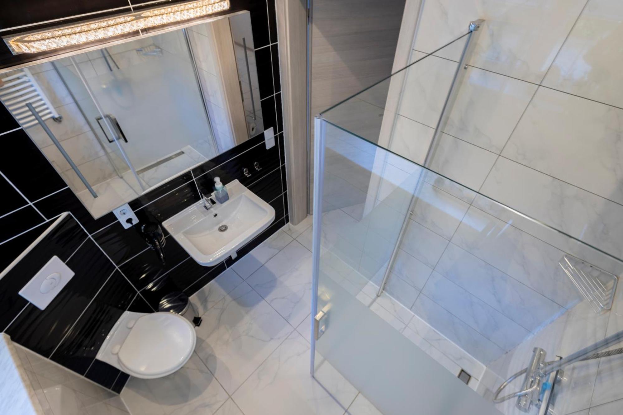 Design Apartment- 24H Self-Check-In - Bis 4 Pers - Parkplatz - Wifi - Balkon -Terrasse - In Direkter Weihernaehe - Radwege Schiffweiler Luaran gambar