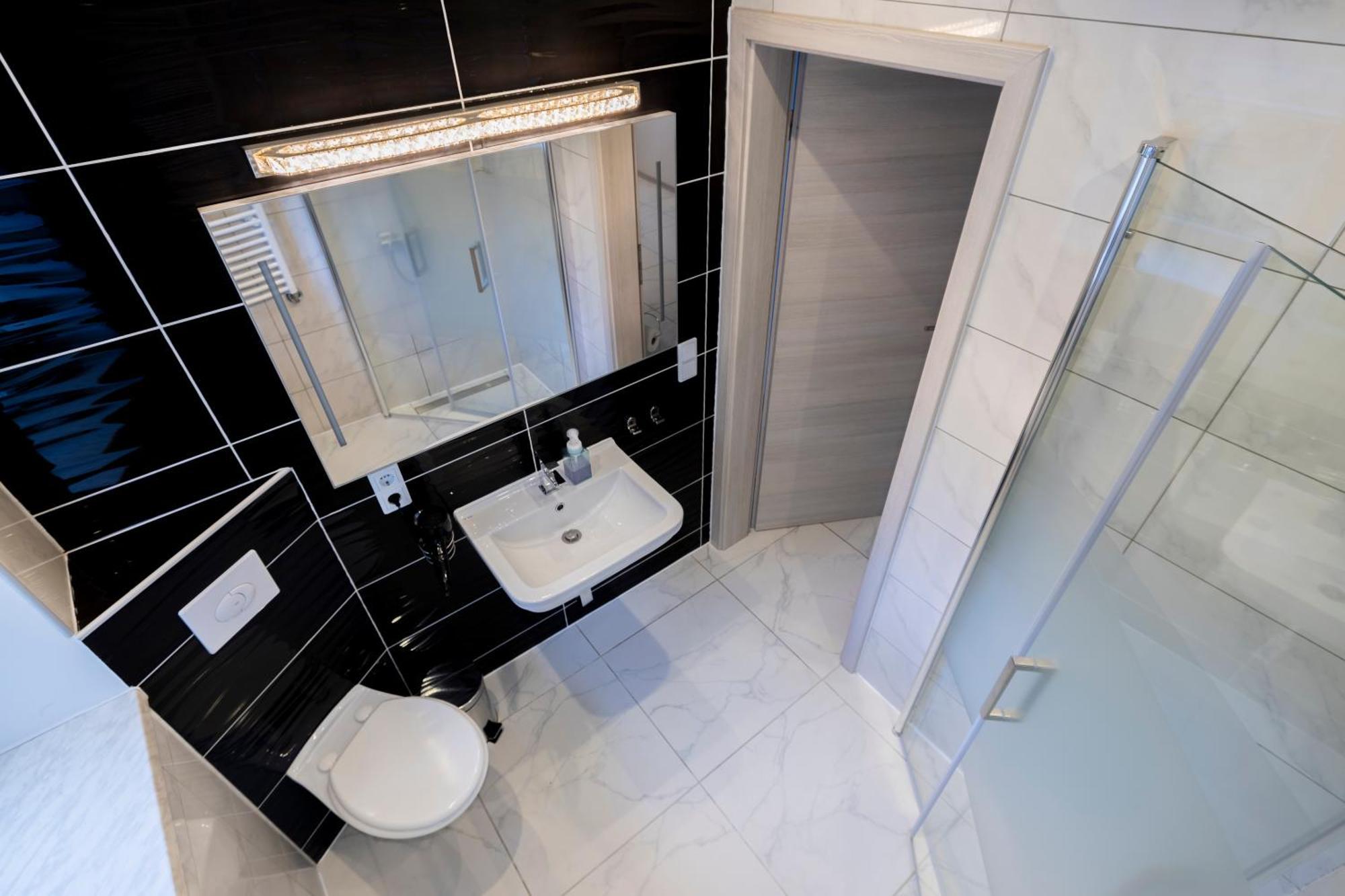 Design Apartment- 24H Self-Check-In - Bis 4 Pers - Parkplatz - Wifi - Balkon -Terrasse - In Direkter Weihernaehe - Radwege Schiffweiler Luaran gambar