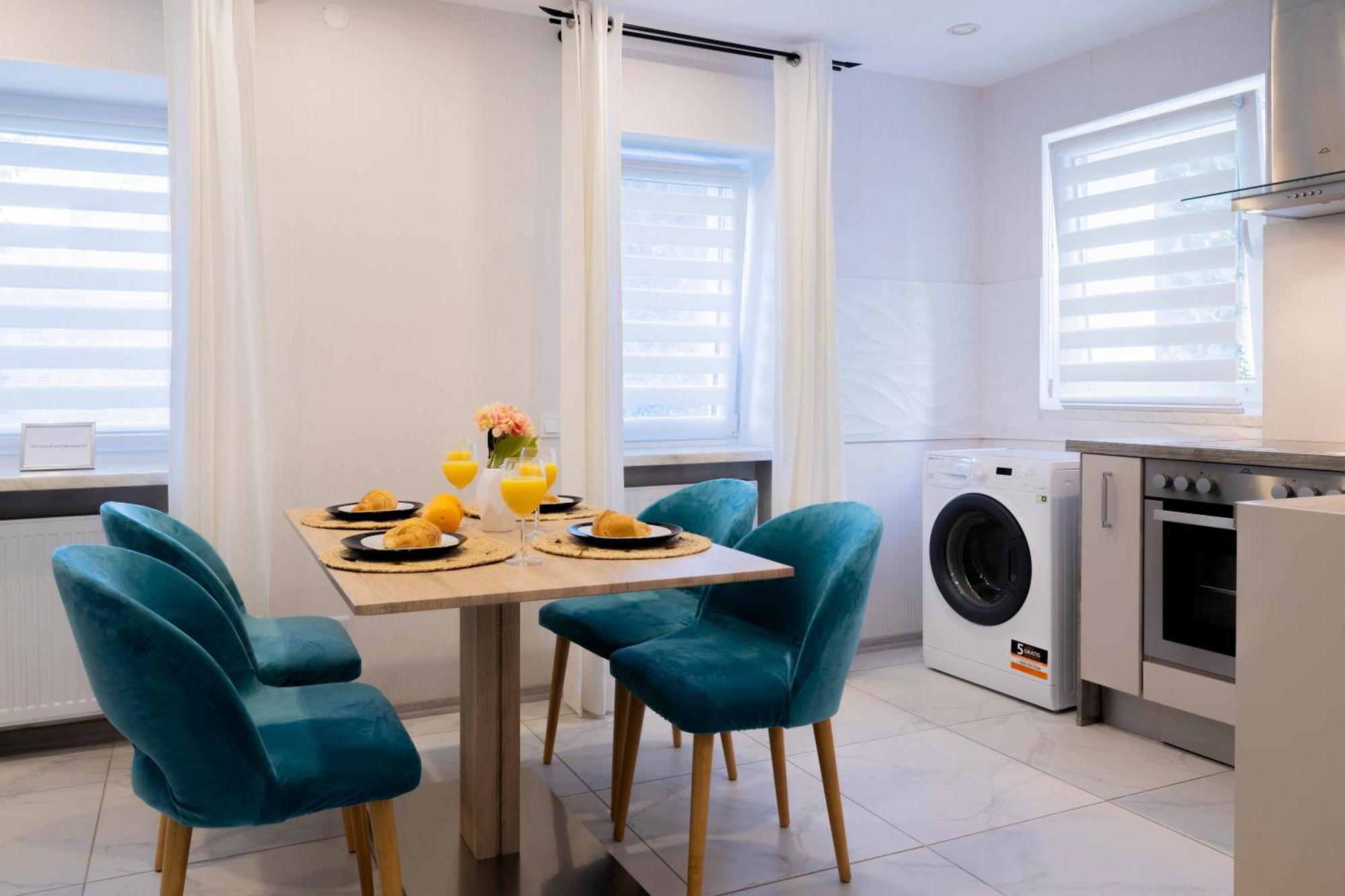 Design Apartment- 24H Self-Check-In - Bis 4 Pers - Parkplatz - Wifi - Balkon -Terrasse - In Direkter Weihernaehe - Radwege Schiffweiler Luaran gambar